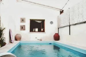 Swimmingpoolen hos eller tæt på One bedroom apartement with shared pool furnished terrace and wifi at Arbucies