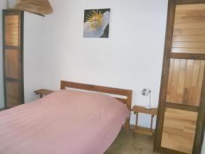 een slaapkamer met een bed en een foto aan de muur bij Appartement de 2 chambres a Mimizan a 100 m de la plage avec terrasse amenagee in Mimizan