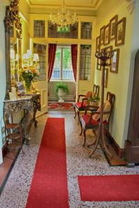 sala de estar con alfombra roja y alfombra roja en Innisfree House, en Dundalk