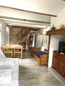 TV a/nebo společenská místnost v ubytování Gites du Mas Gibert à SAUSSINES entre Nimes et Montpellier