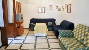 uma sala de estar com uma mesa e um sofá em 3 bedrooms apartement with city view balcony and wifi at Cadiz em Cádiz