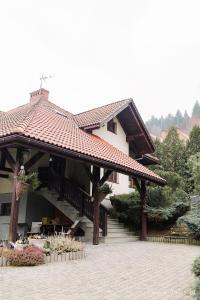 duży dom z dachem z gankiem w obiekcie Willa Radosna w Szczyrku