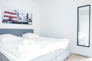 オーデンセにあるCool 1-bed w. private terraceの白いベッド(白いタオル2枚付)