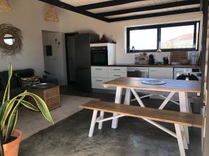 eine Küche mit einem Holztisch und einem Esszimmer in der Unterkunft Villa Calderón Hondo in Lajares