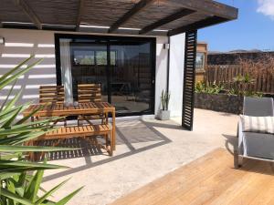 eine Terrasse mit zwei Stühlen und einem Tisch in der Unterkunft Villa Calderón Hondo in Lajares