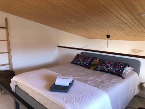 ein Schlafzimmer mit einem Bett und einem Tablett darauf in der Unterkunft Villa Calderón Hondo in Lajares