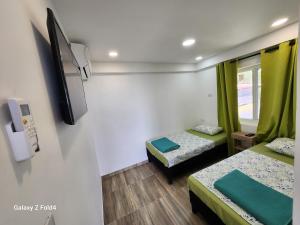 Habitación pequeña con 2 camas y TV. en Sea Breeze inn 101, en Providencia