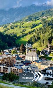 eine Luftansicht einer Kleinstadt in den Bergen in der Unterkunft Aparthotel Bergtraum in Mühlbach am Hochkönig