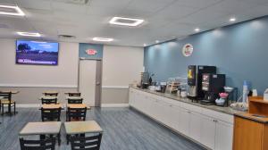 A restaurant or other place to eat at Super 8 by Wyndham Norfolk/Chesapeake Bay