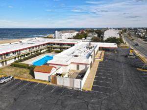 een luchtzicht op een gebouw naast de oceaan bij Super 8 by Wyndham Norfolk/Chesapeake Bay in Norfolk