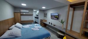 um quarto com uma cama azul com toalhas em Victória Marina Flat - 1202 em Salvador
