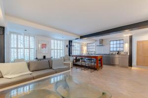 Oleskelutila majoituspaikassa Sleek & Stylish 2BD Flat - Warren Street