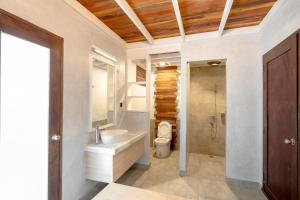 Kylpyhuone majoituspaikassa Brickwood Ganduvaru Private Villas