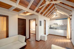 拉斯杜環礁的住宿－Brickwood Ganduvaru Private Villas，客厅设有白色沙发和天花板