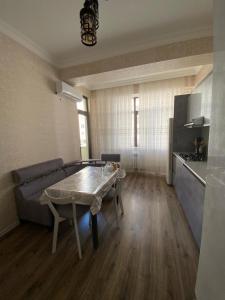Гостевая Квартира في سومقاييت: غرفة معيشة مع طاولة وأريكة