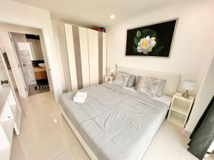乔木提恩海滩Jungle View 1 BR in Amazon Residence的房间里有一张大床的卧室 更多10张照片