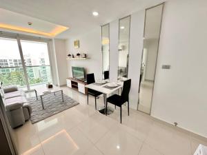 Jungle View 1 BR in Amazon Residence的电视和/或娱乐中心