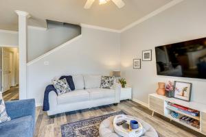 Televisyen dan/atau pusat hiburan di Central College Station Townhome with Community Pool