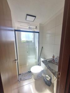 a bathroom with a toilet and a shower and a sink at Apartamento araraquara in Araraquara