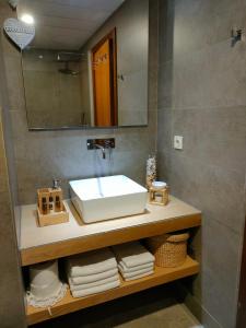 La salle de bains est pourvue d'un lavabo, d'un miroir et de serviettes. dans l'établissement Douro View Apartment, à Vila Nova de Gaia