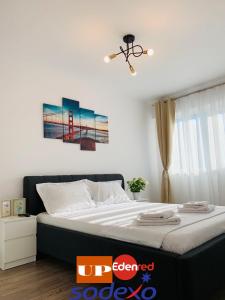 ein Schlafzimmer mit einem Bett mit einem Brückenbild an der Wand in der Unterkunft Newton luxury apartment in Iaşi