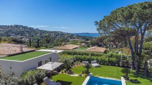 an aerial view of a villa with a swimming pool at Villa 400m² Vue mer proche centre in Sainte-Maxime