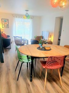 Una sala de estar con una mesa y sillas de madera. en Orvilliers, en Moulins