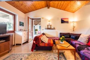 ein Wohnzimmer mit einem Sofa und einem Tisch in der Unterkunft la casa del borgo in Pulfero