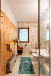 ein Bad mit einem Waschbecken, einem WC und einer Dusche in der Unterkunft la casa del borgo in Pulfero