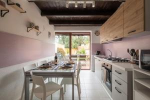 Η κουζίνα ή μικρή κουζίνα στο Sant'Andrea Villa- 300m From the Beach- Easy Parking- Netflix-Self Check-in