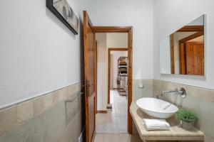Ένα μπάνιο στο Sant'Andrea Villa- 300m From the Beach- Easy Parking- Netflix-Self Check-in +42 φωτογραφίες