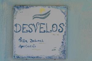 een bord op een muur met de naam van een restaurant bij Villa Deborah Apartments in Sorso