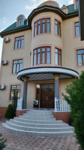 una grande casa con entrata rotonda e scale di HOTEL DEHLAVI o a Dushanbe