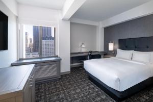 um quarto de hotel com uma cama e uma grande janela em Hilton San Francisco Financial District em São Francisco