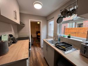 cocina con fregadero y encimera en A Cosy Apartment Close to City Centre, en Norwich