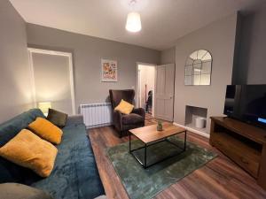 sala de estar con sofá y TV en A Cosy Apartment Close to City Centre, en Norwich