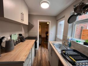 cocina con fregadero y encimera en A Cosy Apartment Close to City Centre, en Norwich