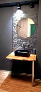 un bagno con un lavandino e uno specchio su un bancone di Mogosoaia High Living Mansion a Chitila