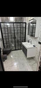 Mec konaklama في طرابزون: حمام مع حوض ومرحاض