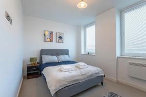 - une chambre avec un lit et 2 serviettes dans l'établissement Central Gloucester Getaway Retreat W/Free Parking, 