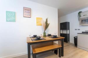 una cocina con una mesa con gafas. en Central Gloucester Getaway Retreat W/Free Parking 