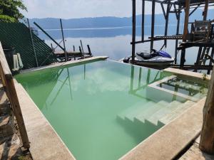 ein großer Pool mit blauem Wasser neben einem See in der Unterkunft Restaurante y Hostal Romayor in El Congo