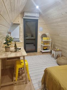 Una habitación con una cama y una mesa en una habitación en Eco Cabin - Villa das Alfarrobas en Algoz