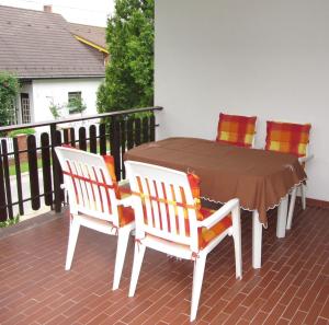 einen Tisch und Stühle auf einer Terrasse in der Unterkunft Budai Garden House in Hévíz