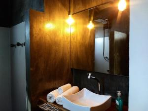 a bathroom with a sink and a mirror at 4 Elementos Guest House in Arraial d'Ajuda