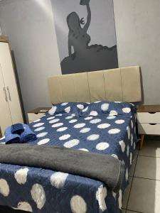 - une chambre avec un lit et une couette bleue dans l'établissement Casa Rute - Conforto em primeiro lugar!, à Fortaleza