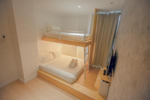 mały pokój z 2 łóżkami piętrowymi w obiekcie Double H Boutique Hotel w mieście Kuala Terengganu