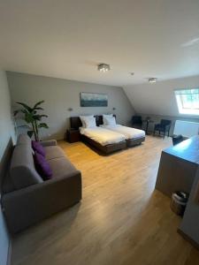 una camera con letto e divano di Bouwelhoeve 't Schuur a Grobbendonk
