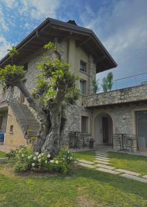 ein Gebäude mit einem Baum davor in der Unterkunft Holiday Home Sovenigo in Puegnago