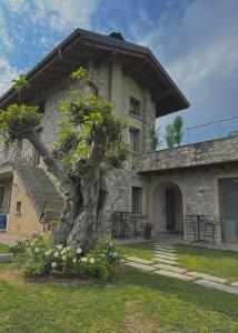 een gebouw met een boom ervoor bij Holiday Home Sovenigo in Puegnago